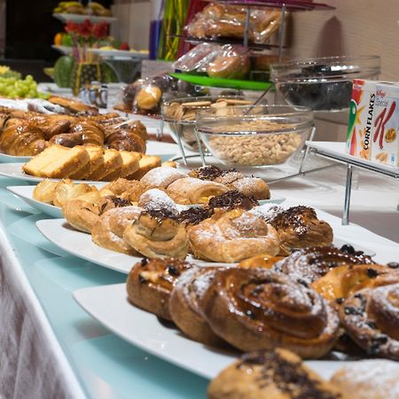 拉库阿大酒店 维多利亚-加斯特伊兹 外观 照片 A buffet of pastries