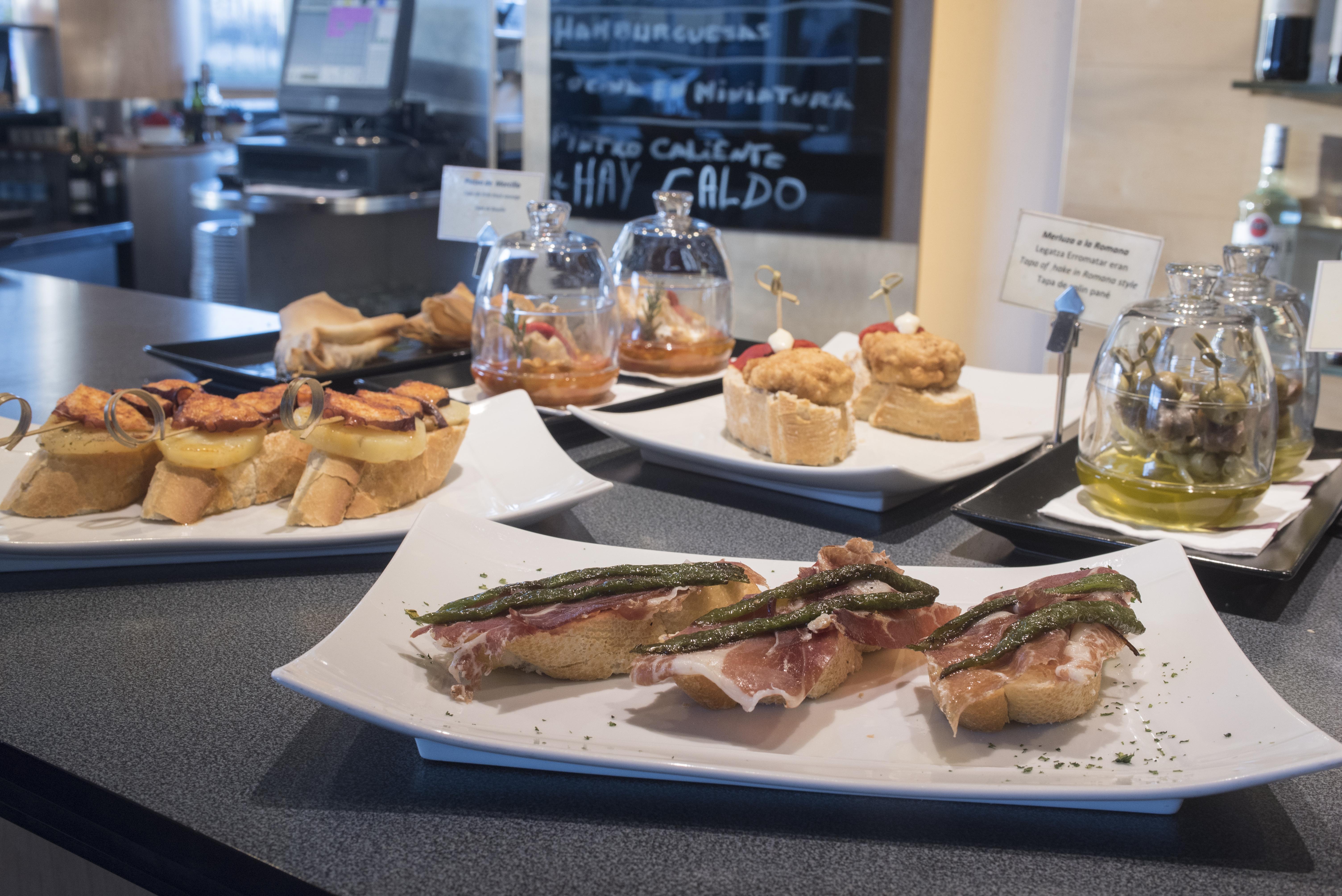 拉库阿大酒店 维多利亚-加斯特伊兹 外观 照片 Pintxo tapas